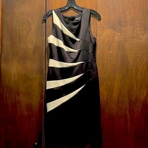 Roz and Ali Black/White Form-Fitting Dress